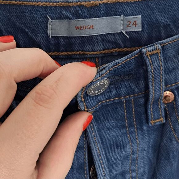 Levi's Premium Wedgie Jeans size 24 - Picture 6 of 9